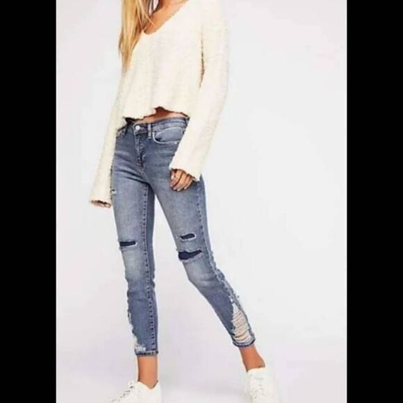 WE THE FREE ABOUT A GIRL DISTRESSED JEANS SIZE 24 SKINNY DESTROYED - Picture 1 of 5